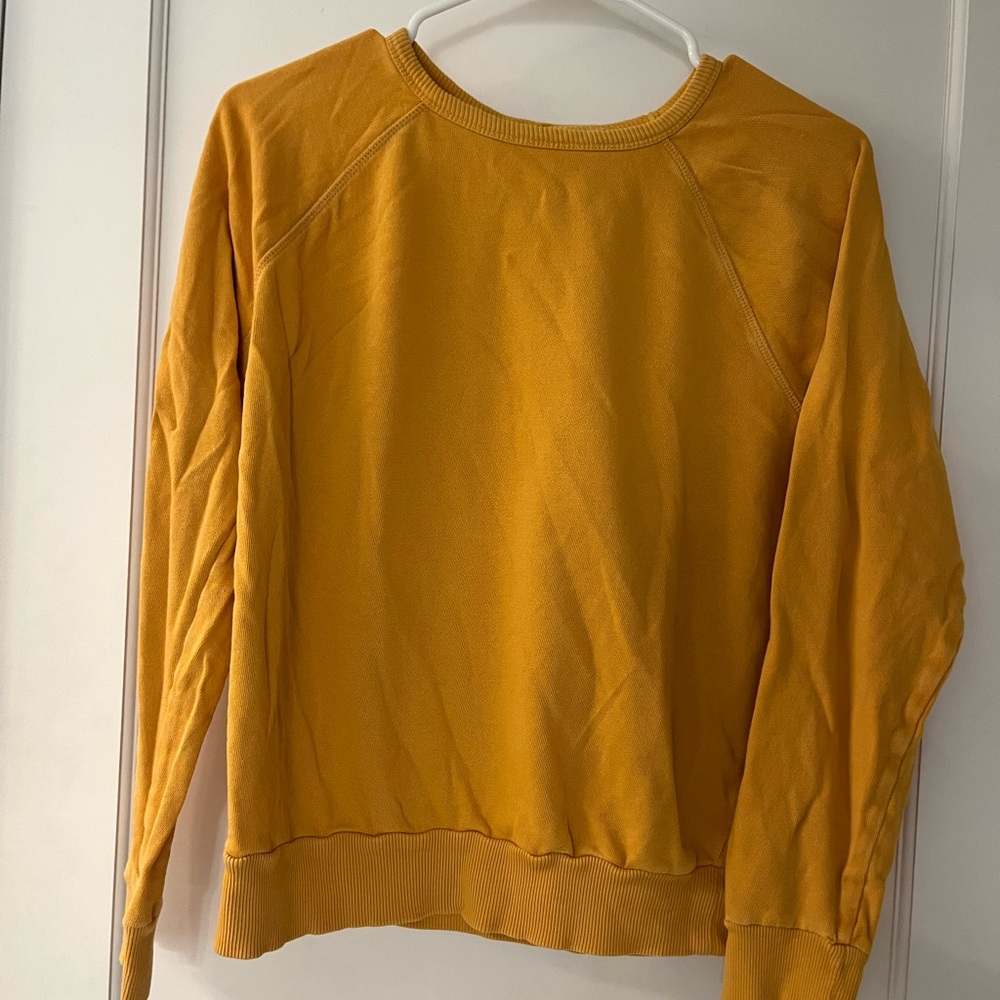 women’s XS mustard yellow crew neck. 100% cotton and super comfy!